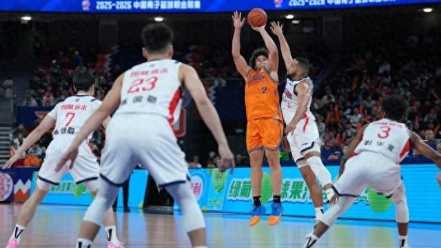 王哲林实现万分里程碑！上海久事男篮主场战胜广州队|大鲨鱼|三分球|洛夫顿|主队|上海男篮_新浪体育_新浪新闻