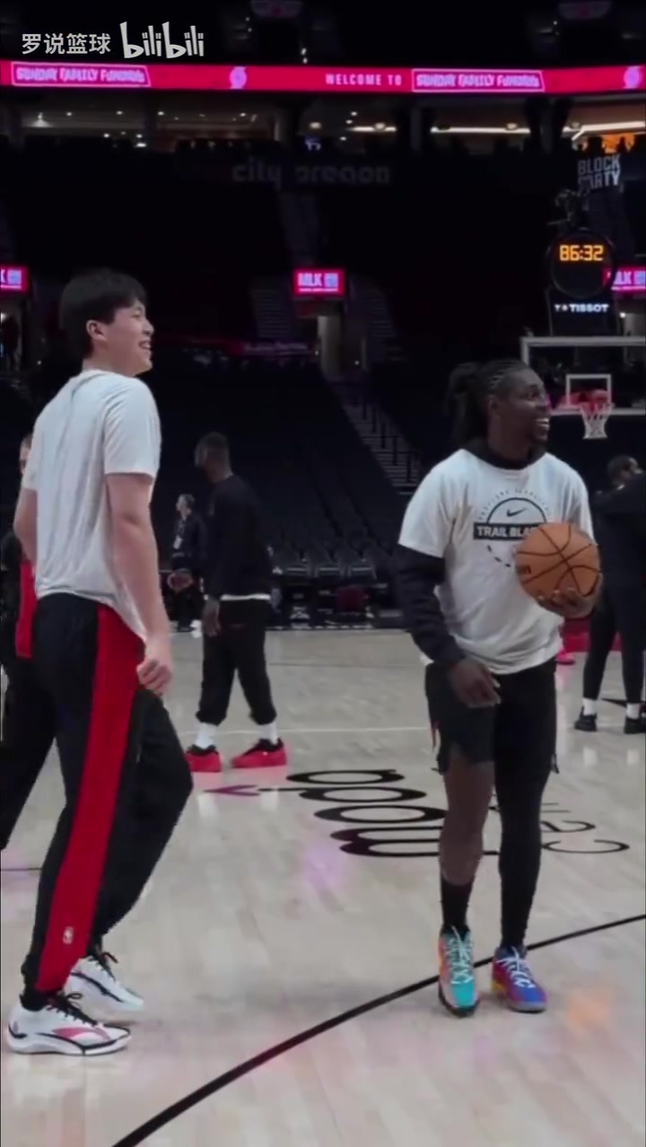 mk体育下载-霍勒迪为杨瀚森三分训练打气  手舞足蹈并竖大拇指鼓励